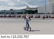 Девочка катается на самокате на Пушкинской набережной. Москва (2016 год). Редакционное фото, фотограф Илюхина Наталья / Фотобанк Лори
