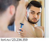 Young guy shaving by razor. Стоковое фото, фотограф Яков Филимонов / Фотобанк Лори