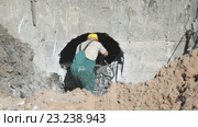 Рабочий рушит стену перфоратором. Стоковое видео, видеограф worker / Фотобанк Лори