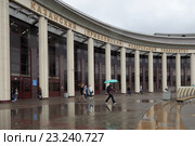 Колонны Казанского Приволжского Государственного Университета пасмурным днём (2016 год). Редакционное фото, фотограф Дмитрий Неумоин / Фотобанк Лори