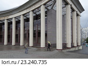 Колонны Казанского Приволжского Государственного Университета пасмурным днём (2016 год). Редакционное фото, фотограф Дмитрий Неумоин / Фотобанк Лори
