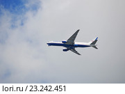 Boeing 777-200ER (бортовой номер VP-BLA) авиакомпании "Оренбургские Авиалинии" (OrenAir) выпускает шасси перед посадкой (2016 год). Редакционное фото, фотограф Александр Замараев / Фотобанк Лори