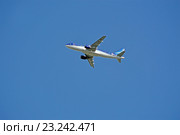 Airbus A320-200 (Эйрбас А320) (бортовой номер 4K-AZ84) авиакомпании "AZAL — Азербайджанские авиалинии" на фоне чистого синего неба (2016 год). Редакционное фото, фотограф Александр Замараев / Фотобанк Лори