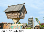 Избушка на курьих ножках. Поселок Ульяновка (2014 год). Редакционное фото, фотограф Александр Щепин / Фотобанк Лори