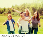 Teenagers running on green lawn in park. Стоковое фото, фотограф Яков Филимонов / Фотобанк Лори