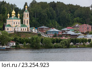 Вид со стороны реки Волги на церковь Воскресения Христова в центре города Плеса Костромской области, Россия (2016 год). Стоковое фото, фотограф Николай Винокуров / Фотобанк Лори