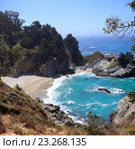 Водопад McWay Falls, Big Sur, Калифония, США (2016 год). Стоковое фото, фотограф NataMint / Фотобанк Лори