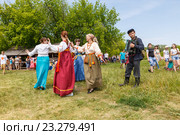 Русские крестьянки водят хоровод под музыку гармониста (2016 год). Редакционное фото, фотограф Акиньшин Владимир / Фотобанк Лори