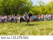 Крестоносец на коне (2016 год). Редакционное фото, фотограф Акиньшин Владимир / Фотобанк Лори