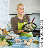 Smiling woman with frying pan. Стоковое фото, фотограф Яков Филимонов / Фотобанк Лори