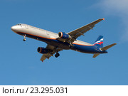Самолет Airbus A321-211 "А. Скрябин" (VP-BWN) компании "Аэрофлот" летит в голубом небе (2016 год). Редакционное фото, фотограф Виктор Карасев / Фотобанк Лори
