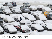 Москва, автомобили на штраф стоянке в Районе Рижской эстакады (2016 год). Редакционное фото, фотограф Дмитрий Неумоин / Фотобанк Лори