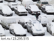 Москва, легковые автомобили под снегом на платной штраф стоянке (2016 год). Редакционное фото, фотограф Дмитрий Неумоин / Фотобанк Лори