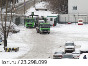 Москва. Эвакуаторы на платной штрафстоянке в районе Рижской эстакады зимой везут автомобили (2016 год). Редакционное фото, фотограф Дмитрий Неумоин / Фотобанк Лори