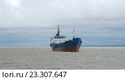Грузовой корабль находится в море в бурю. Стоковое видео, видеограф Игорь Усачев / Фотобанк Лори