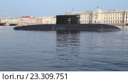 Подводная лодка «Краснодар» пришвартована на Неве для участия в параде в честь Дня ВМФ России (2016 год). Редакционное видео, видеограф Сергей Дубров / Фотобанк Лори