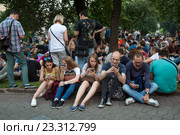 Молодежь играет в игру Pokemon Go от компании Niantic на мобильных телефонах в Ильинском сквере города Москвы, Россия (2016 год). Редакционное фото, фотограф Николай Винокуров / Фотобанк Лори