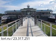 Ресторан "Старая Пристань", Россия, Кострома - ресторан на воде по мотивам "Жестокого романса" (2016 год). Редакционное фото, фотограф Natalia Sidorova / Фотобанк Лори