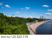 Пляж на берегу реки Амур города Хабаровска (2016 год). Редакционное фото, фотограф Катерина Белякина / Фотобанк Лори