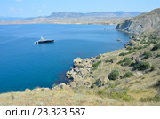 Яхта Kiss в акватории полуострова Меганом в Крыму. Редакционное фото, фотограф Овчинникова Ирина / Фотобанк Лори