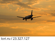 Самолет Airbus A320-231 (ER-AXO) авиакомпании Fly One улетающий в вечернее небо (2016 год). Редакционное фото, фотограф Виктор Карасев / Фотобанк Лори