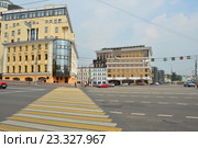 Перекресток Большого и Малого Москворецких мостов, Болотной улицы и Лубочного переулка. Район Якиманка. Москва (2016 год). Редакционное фото, фотограф lana1501 / Фотобанк Лори