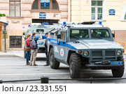 Бронированные полицейские автомобили "Тигр" заграждают проезд. Санкт-Петербург (2016 год). Редакционное фото, фотограф Александр Щепин / Фотобанк Лори
