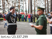 Военком города Заводоуковск вручает медаль посвященную 320 - летию военно морского флота (2016 год). Редакционное фото, фотограф Иван Карпов / Фотобанк Лори