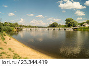 Речной пейзаж с мостом на фоне синего неба. Стоковое фото, фотограф Сергей Овчинников / Фотобанк Лори