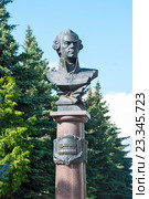 Памятник адмиралу Ф.Ф.Ушакову. Рыбинск, Ярославская, область (2015 год). Редакционное фото, фотограф Александр Щепин / Фотобанк Лори