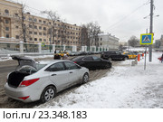 Москва, высадка пассажиров у Казанского вокзала зимой,  Новорязанская улица (2016 год). Стоковое фото, фотограф Дмитрий Неумоин / Фотобанк Лори