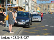 Автомобиль такси, припаркованный на тротуаре и на месте остановки общественного транспорта. Зубовский бульвар. Район Хамовники. Москва (2016 год). Редакционное фото, фотограф lana1501 / Фотобанк Лори