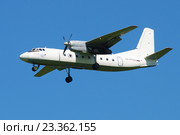 Самолет Ан-24РВ (RA-47800) авиакомпании "Псков-Авиа" заходит на посадку в аэропорту Пулково (2015 год). Редакционное фото, фотограф Виктор Карасев / Фотобанк Лори