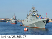 Сторожевой корабль "Адмирал Эссен" во главе кильватерной колонны кораблей Балтийского флота. День ВМФ в Санкт-Петербурге (2016 год). Редакционное фото, фотограф Виктор Карасев / Фотобанк Лори