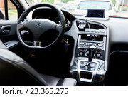 Внутри Peugeot 5008 (2016 год). Редакционное фото, фотограф Alexander Tihonovs / Фотобанк Лори