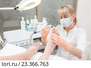 Процесс педикюра в spa салоне. Стоковое фото, фотограф Станислав Толстнев / Фотобанк Лори