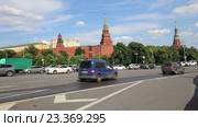 Движение на Боровицкой площади, вид на Кремль, Москва, Россия (2016 год). Редакционное видео, видеограф Владимир Журавлев / Фотобанк Лори