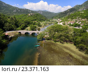 Вид на реку и город Риека Црноевича, Черногория (2016 год). Стоковое фото, фотограф Кекяляйнен Андрей / Фотобанк Лори