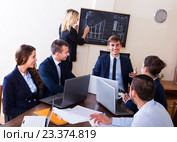 Project manager congratulating work superintendent. Стоковое фото, фотограф Яков Филимонов / Фотобанк Лори