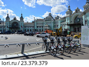 Велопарковка на площади Тверской Заставы около Белорусского вокзала в Москве (2016 год). Редакционное фото, фотограф lana1501 / Фотобанк Лори