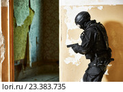 Special forces armed with pistol ready to attack. Стоковое фото, фотограф Дмитрий Калиновский / Фотобанк Лори