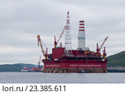 Нефтяная платформа "Приразломная" в Кольском заливе (2011 год). Редакционное фото, фотограф Константин Кандыба / Фотобанк Лори