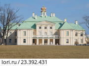 Большой Меншиковсковский дворец крупным планом солнечным апрельским днем. Вид со стороны верхнего парка, Ораниенбаум (2016 год). Редакционное фото, фотограф Виктор Карасев / Фотобанк Лори