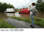 Девушка фотографирует машины, заглохшие из-за подтопления улицы после сильного ливня. Город Петрозаводск. Стоковое фото, фотограф Сергей Цепек / Фотобанк Лори