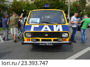 Милицейский автомобиль РАФ-22038 на традиционном параде ретротехники на празднике московского автобуса ГУП "Мосгортранс" (2016 год). Редакционное фото, фотограф lana1501 / Фотобанк Лори