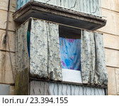 Балкон старого дома, оформленный по периметру шторами (2016 год). Редакционное фото, фотограф Вячеслав Палес / Фотобанк Лори
