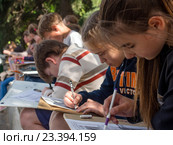 Ученики художественной школы рисуют на улице (2016 год). Редакционное фото, фотограф Вячеслав Палес / Фотобанк Лори