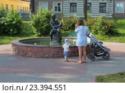 Молодая мама с ребенком гуляют возле фонтана (2016 год). Редакционное фото, фотограф Ирина Краснова / Фотобанк Лори
