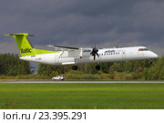 Пассажирский региональный самолет DHC-8 авиакомпании Air Baltic (2016 год). Редакционное фото, фотограф Александр Тарасенков / Фотобанк Лори
