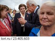 Руководитель фракции "Единая Россия" Владимир Васильев и депутат Государственной думы Валентина Терешкова встречаются с избирателями во время предвыборной компании в ГД РФ 2016 года на улице города Костромы, Россия. Редакционное фото, фотограф Николай Винокуров / Фотобанк Лори